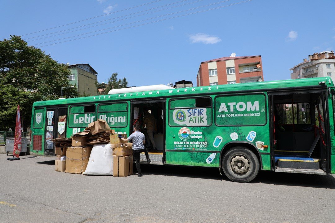 Atıkları getirip harçlıkları aldılar