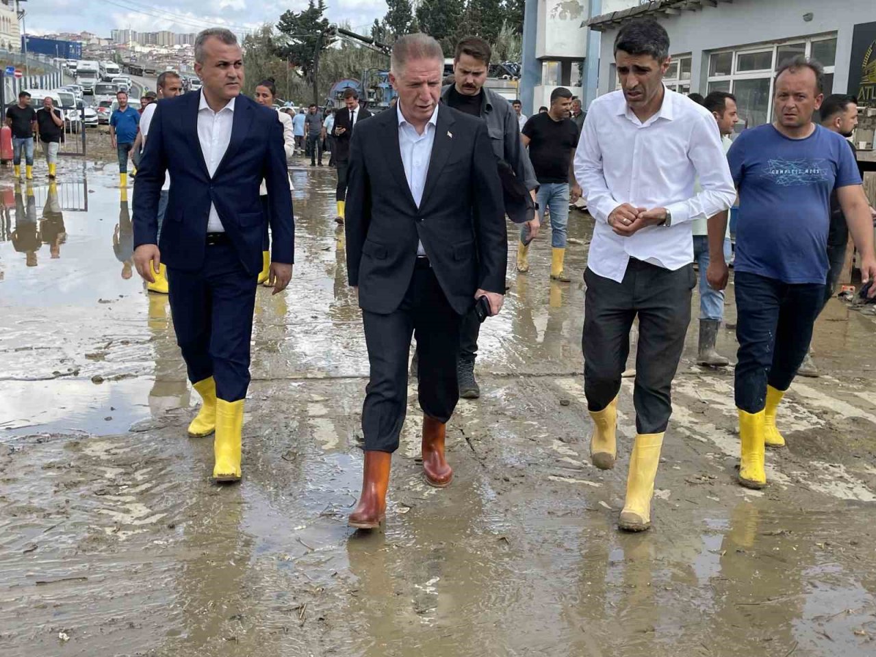 İstanbul Valisi Davut Gül selin vurduğu Halkalı Gümrük’te incelemelerde bulundu