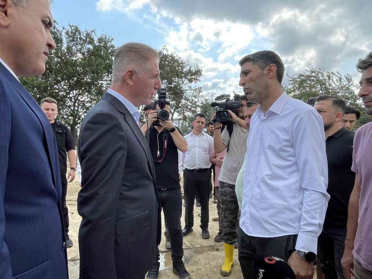 İstanbul Valisi Davut Gül selin vurduğu Halkalı Gümrük’te incelemelerde bulundu