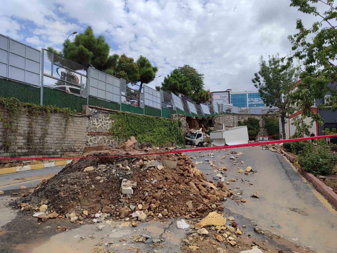 Masko Sanayi Sitesi’nde sel nedeniyle çöken istinat duvarı kamyoneti ikiye böldü