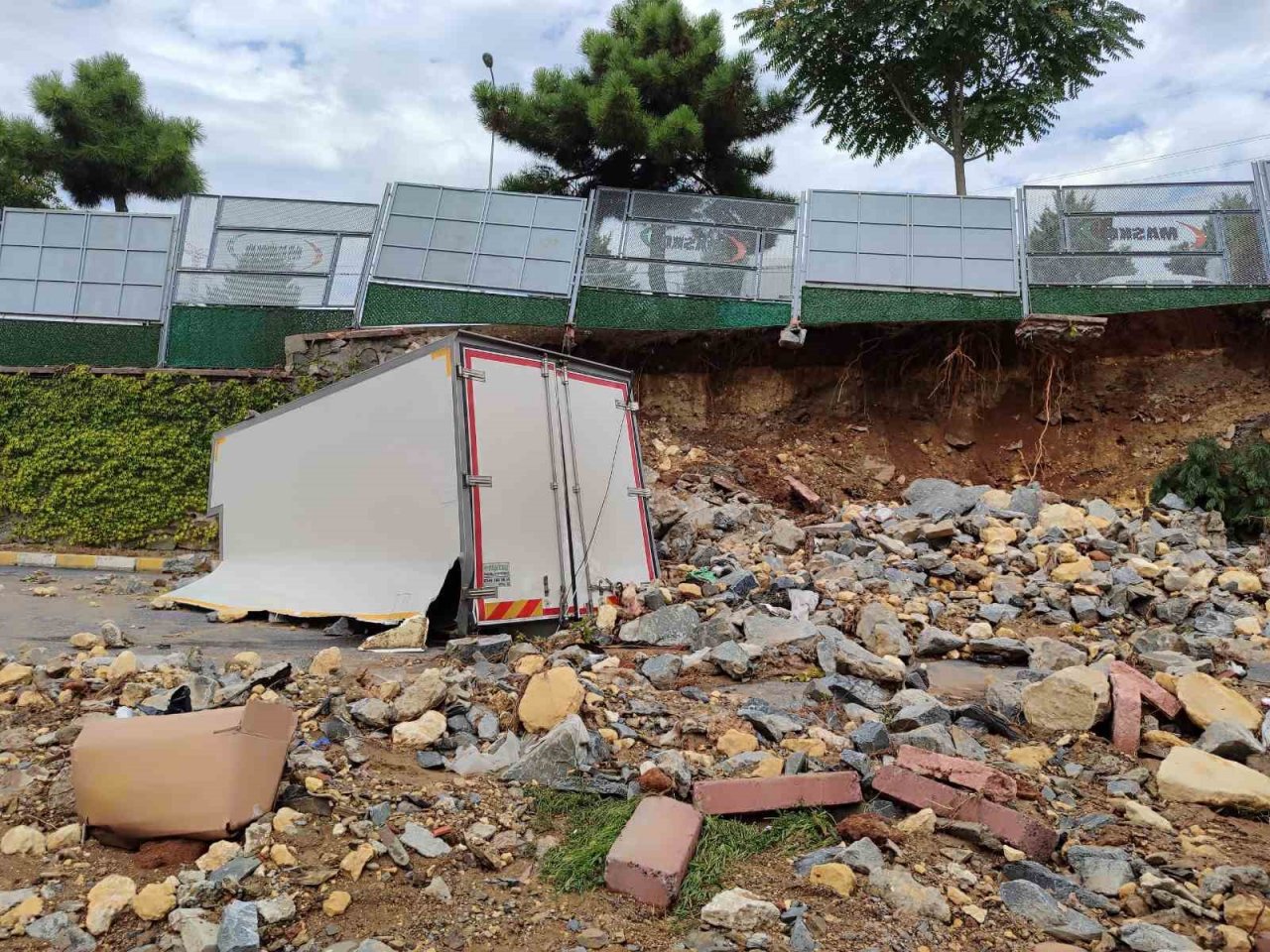Masko Sanayi Sitesi’nde sel nedeniyle çöken istinat duvarı kamyoneti ikiye böldü