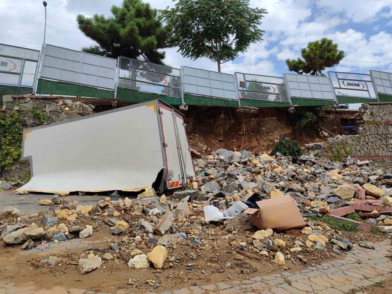 Masko Sanayi Sitesi’nde sel nedeniyle çöken istinat duvarı kamyoneti ikiye böldü
