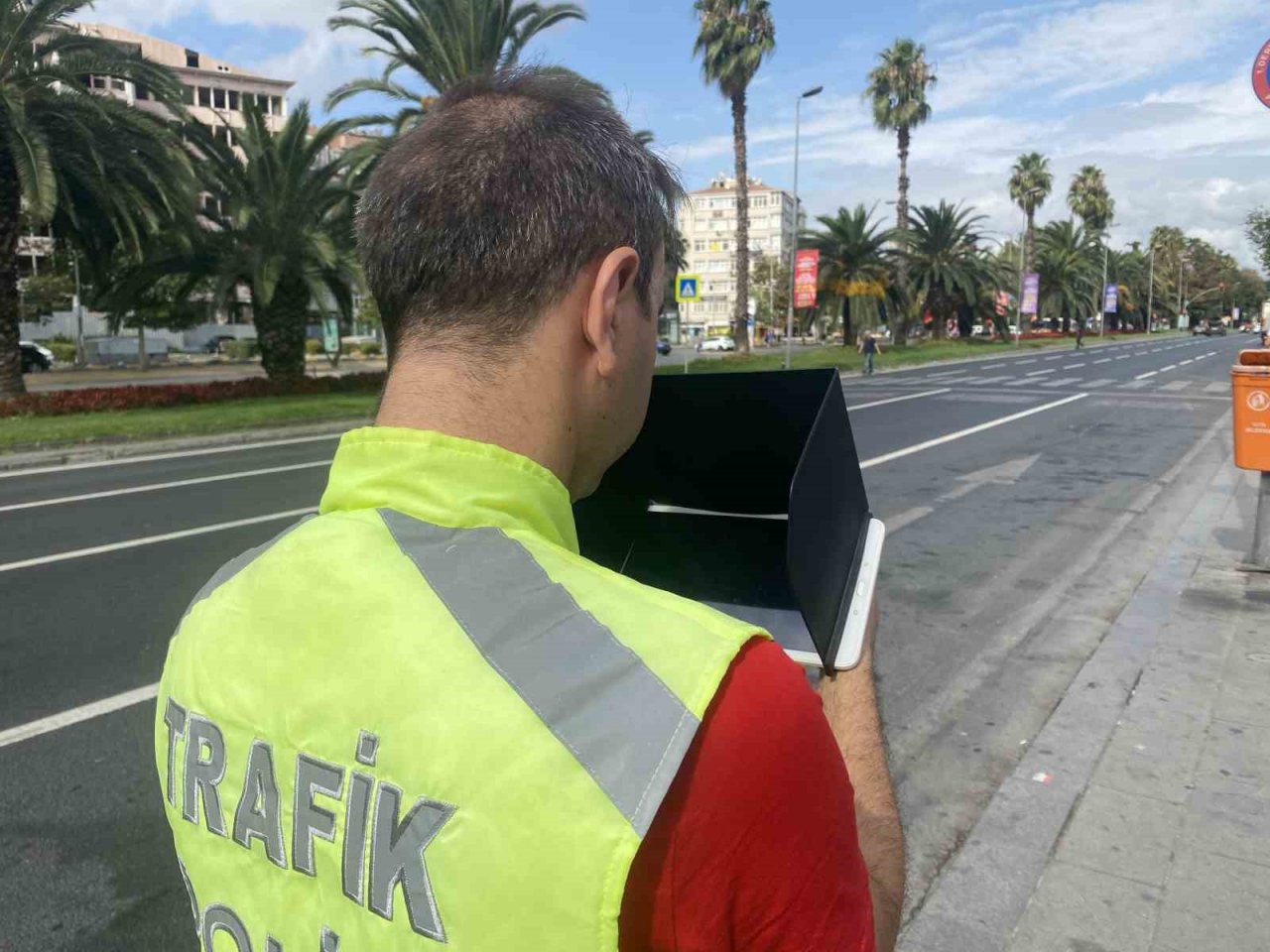 Fatih’te yayalara yol vermeyen sürücüler dron ile tespit edildi