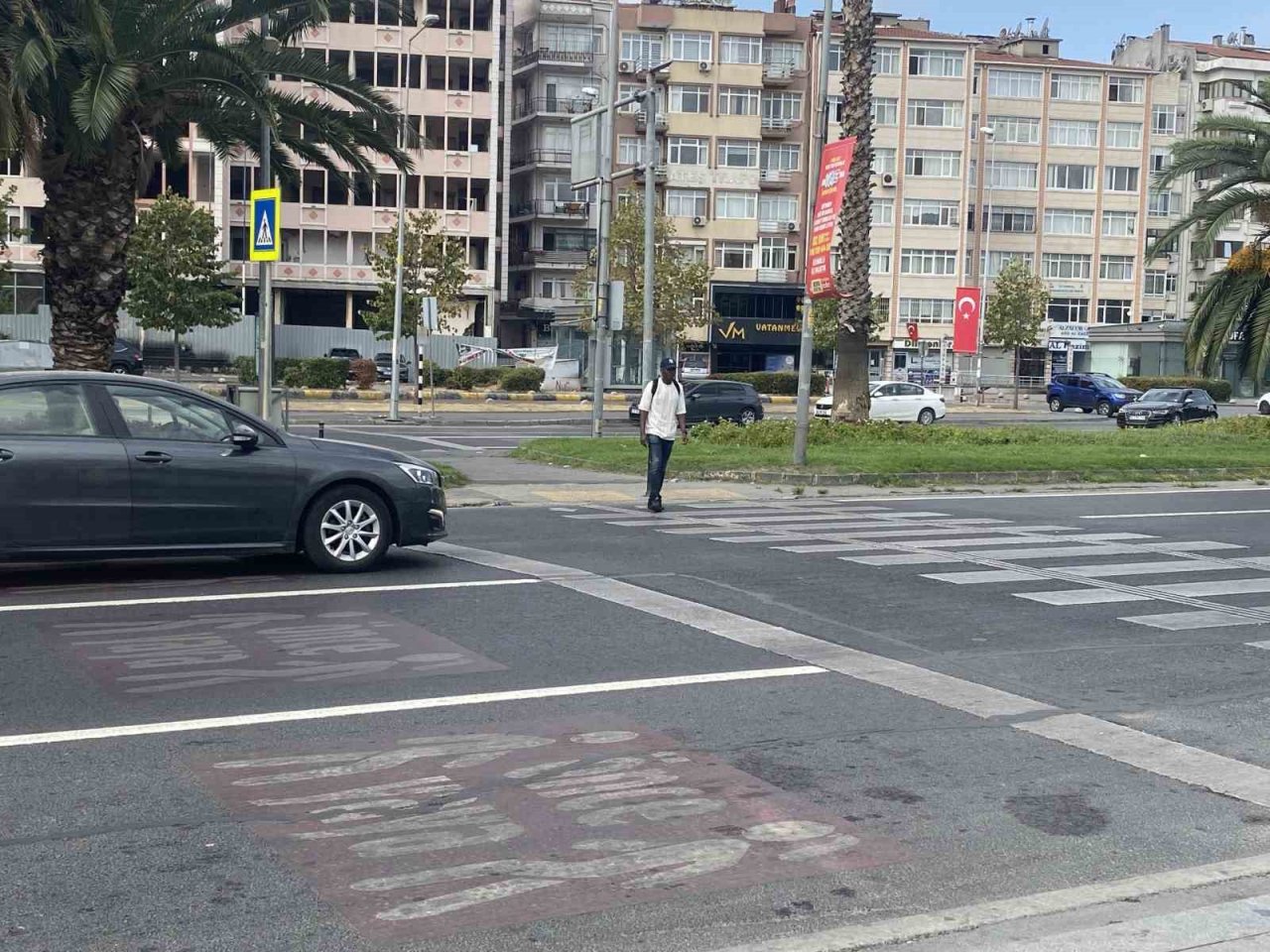 Fatih’te yayalara yol vermeyen sürücüler dron ile tespit edildi