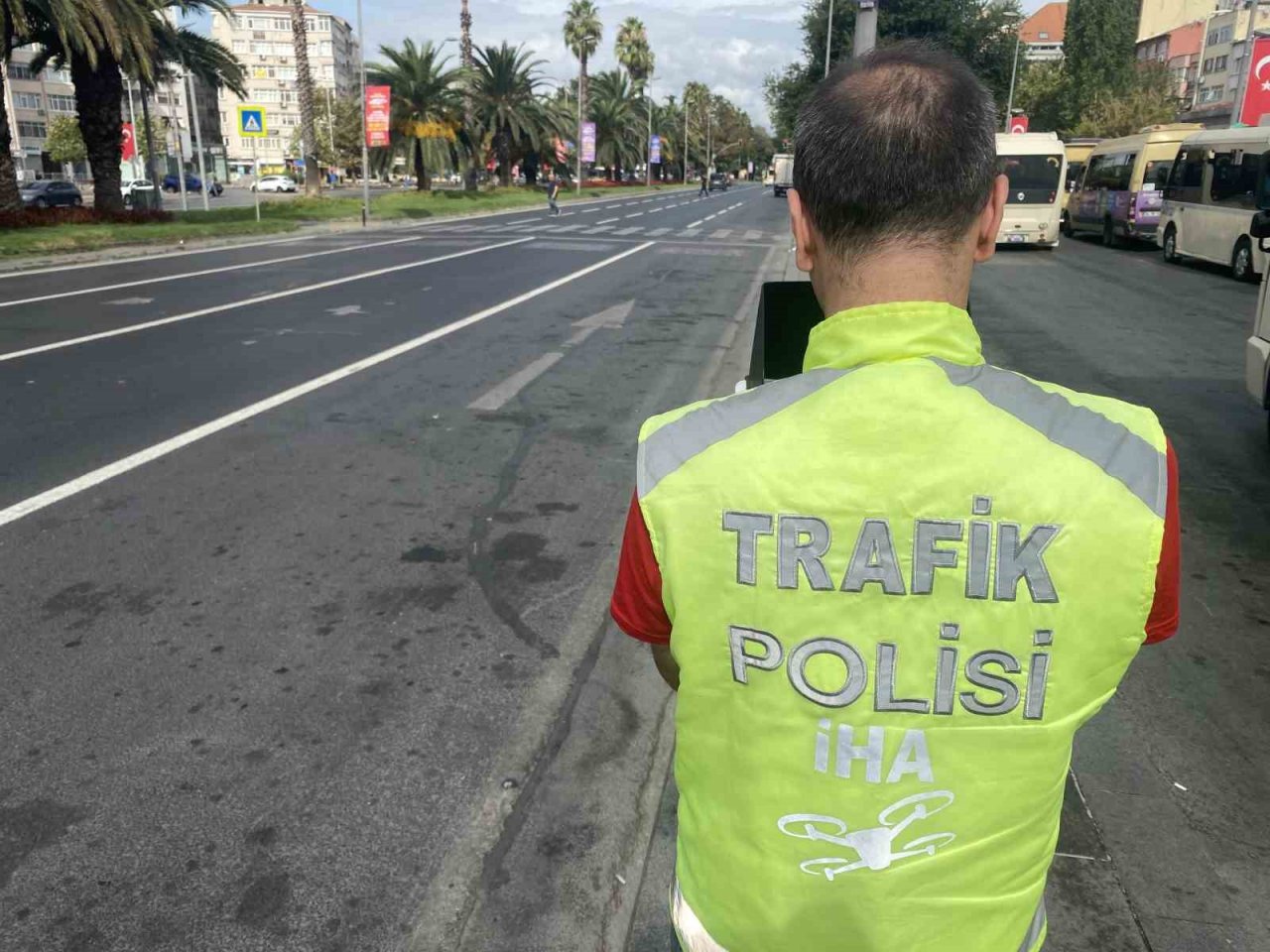 Fatih’te yayalara yol vermeyen sürücüler dron ile tespit edildi
