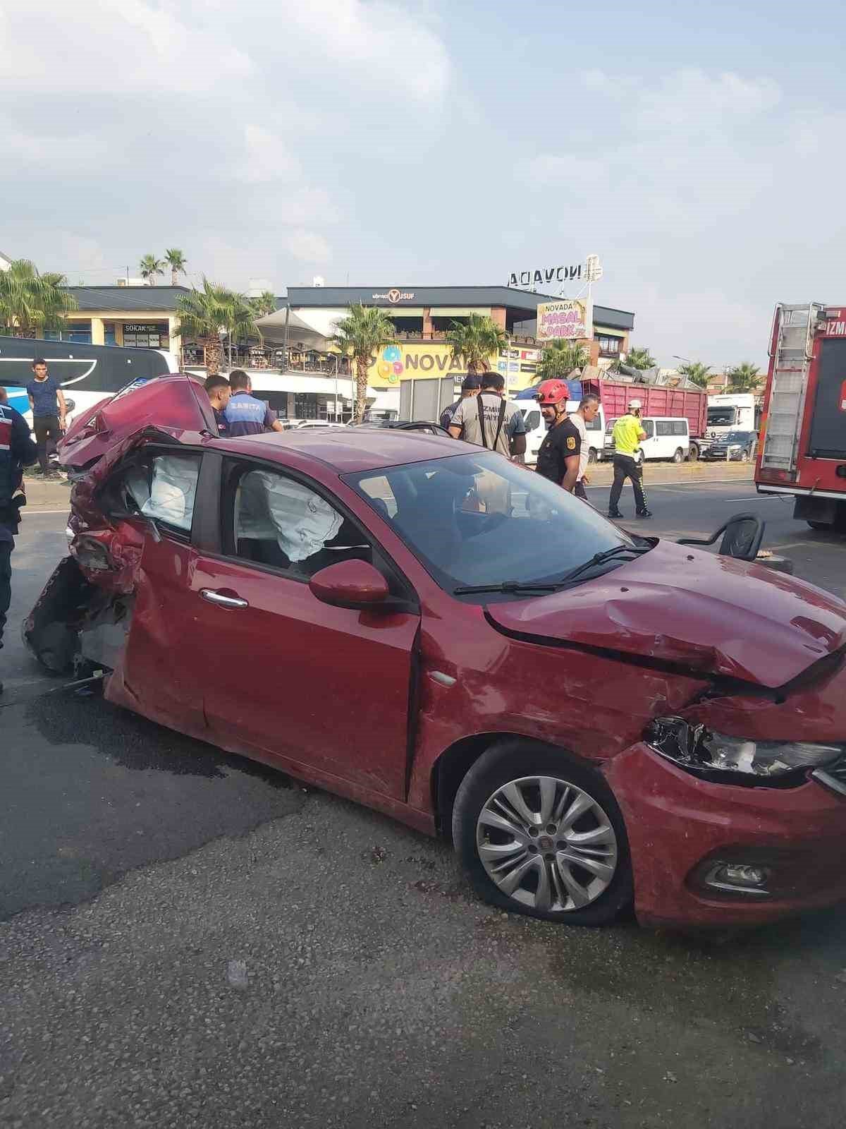 İzmir’de servis minibüsü ile otomobil çarpıştı: 7 yaralı