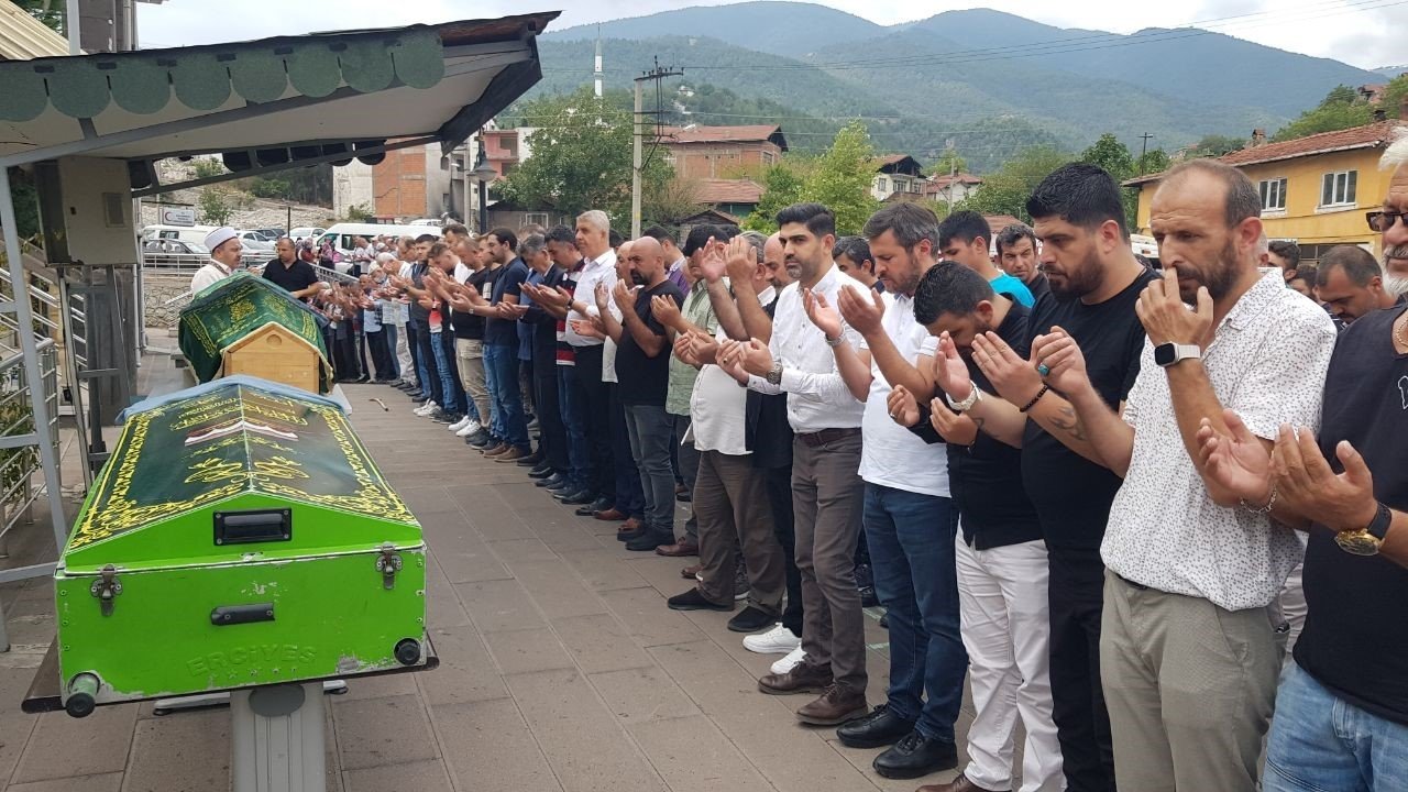 Eşinin av tüfeği ile öldürdüğü kadın ve annesi toprağa verildi