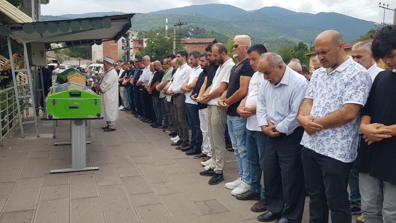 Eşinin av tüfeği ile öldürdüğü kadın ve annesi toprağa verildi