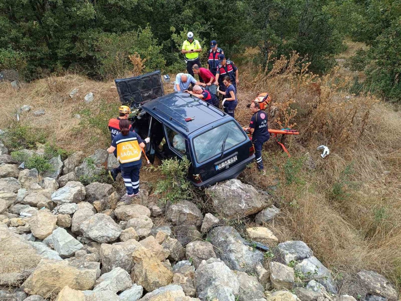Kontrolden çıkan otomobil şarampole uçtu: 2 yaralı