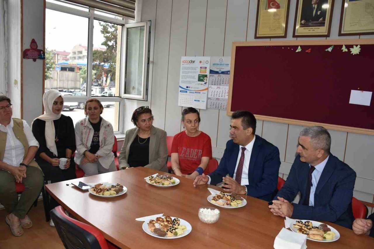 İl Milli Eğitim Müdürü Gümüş: “Hızla değişen dünyayı takip edebilen öğrenciler yetiştirmek için çalışacağız”