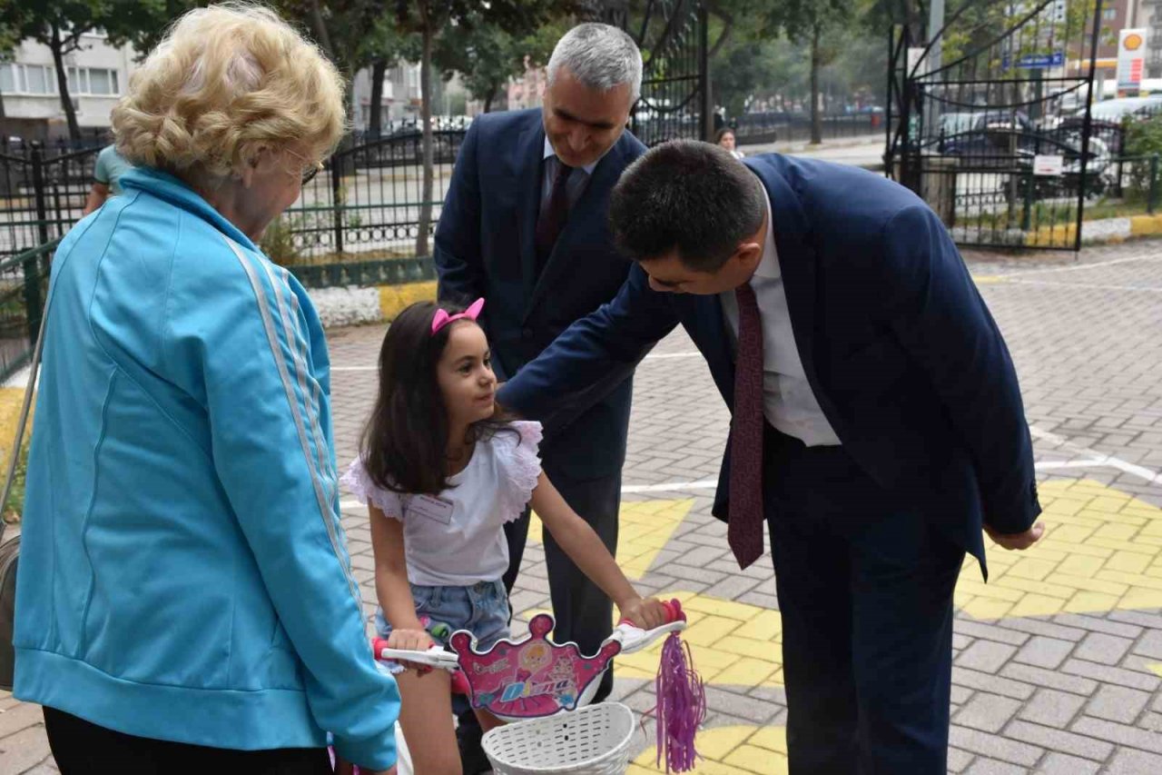 İl Milli Eğitim Müdürü Gümüş: “Hızla değişen dünyayı takip edebilen öğrenciler yetiştirmek için çalışacağız”
