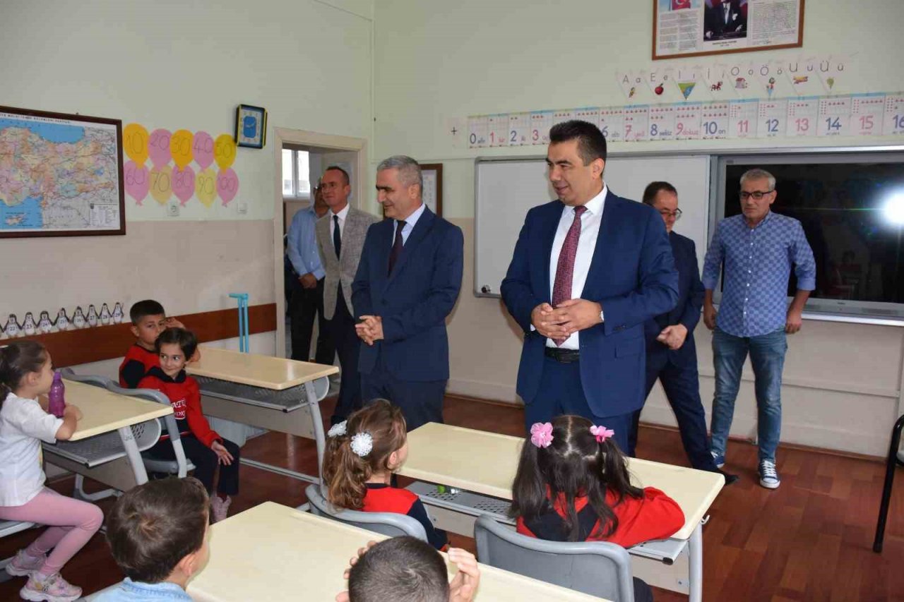 İl Milli Eğitim Müdürü Gümüş: “Hızla değişen dünyayı takip edebilen öğrenciler yetiştirmek için çalışacağız”