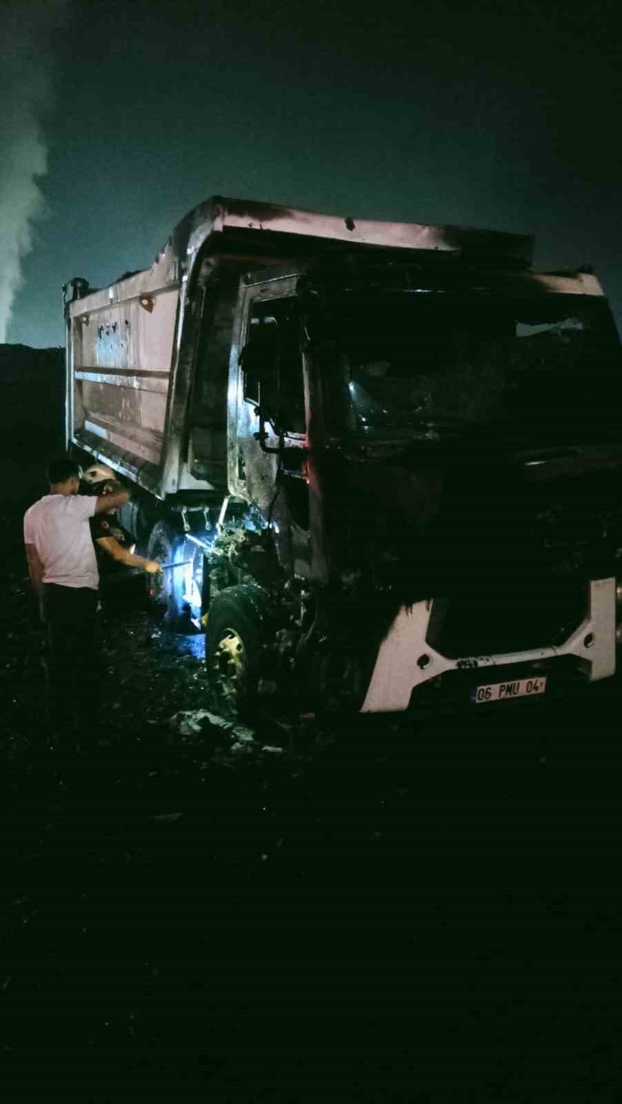 Alevlere teslim olan kamyon talaş yüklü kamyon yandı