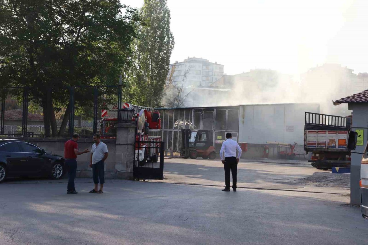Kayseri’de fabrika hurdalığında çıkan yangın söndürüldü