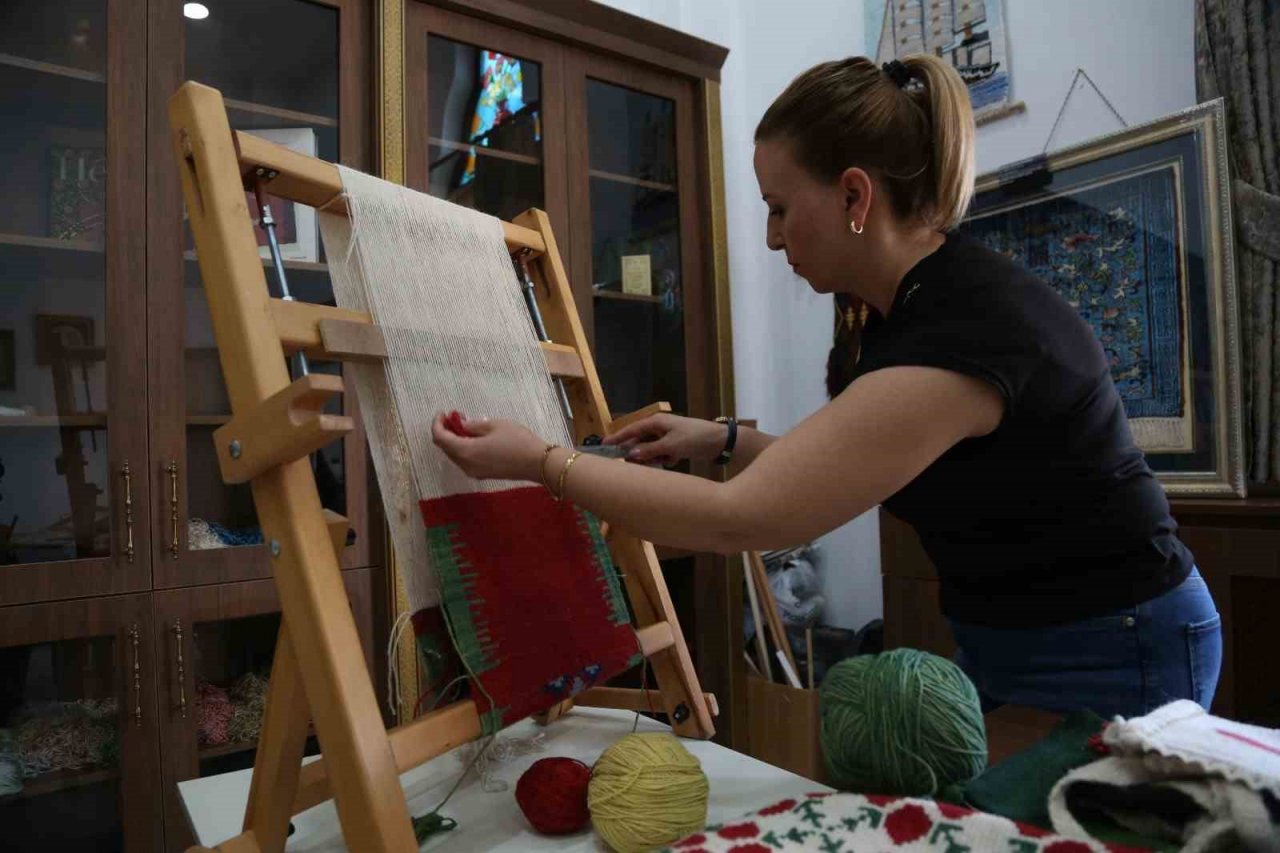 Keçiören’de 126 bin düğüm atılarak işlenen ipek halı sergilendi