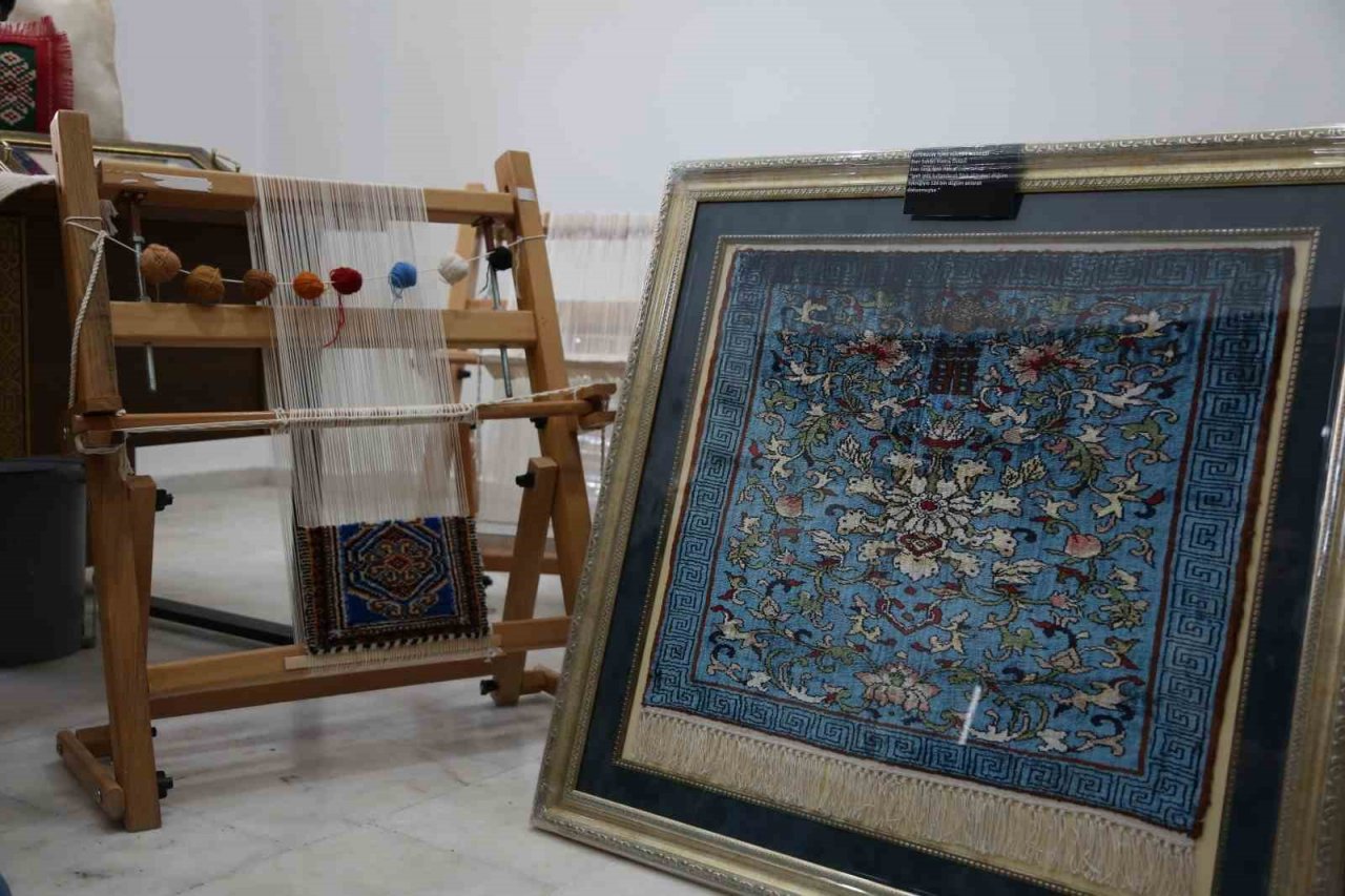 Keçiören’de 126 bin düğüm atılarak işlenen ipek halı sergilendi