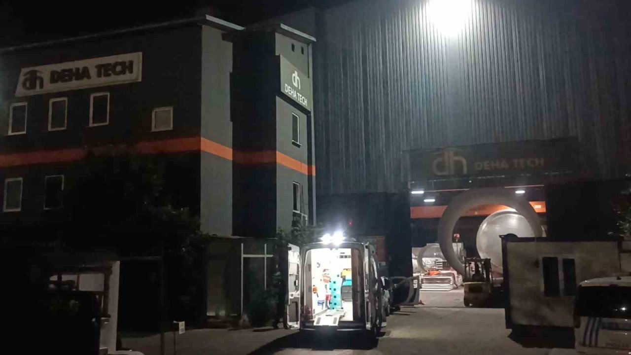 Fabrika işçisinin üzerine demir kapak düştü