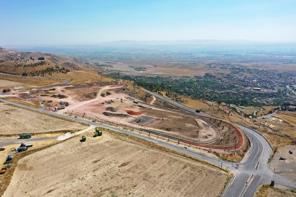 Başkan Çolakbayrakdar, “Erkilet’in eşsiz şehir manzarasıyla Kayseri’ye millet bahçesi kazandırıyoruz”