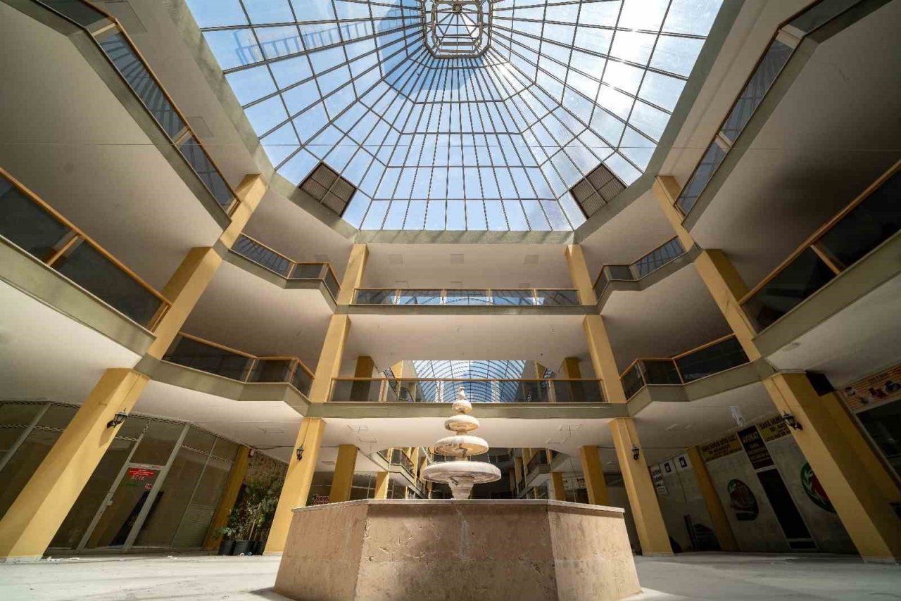 Matim İş merkezinde bulunan dükkanlar açılmak için gün sayıyor