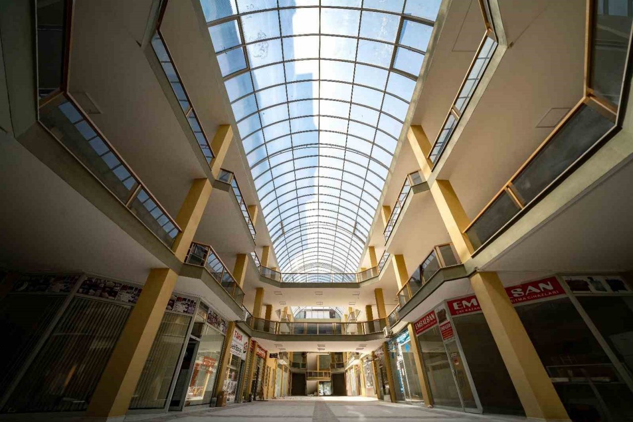 Matim İş merkezinde bulunan dükkanlar açılmak için gün sayıyor