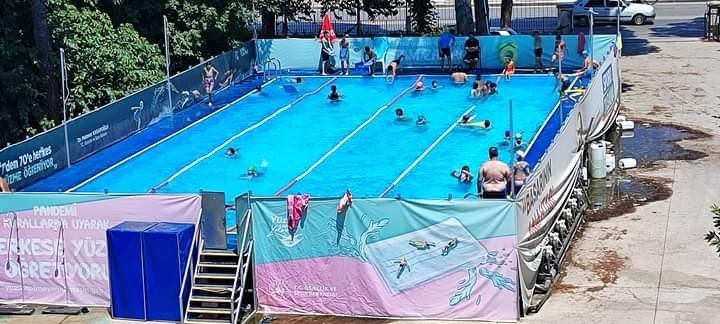 Sarıgöl’de bu yaz 400 öğrenci yüzme öğrendi