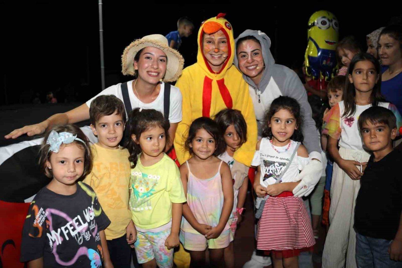 Karya ve Dostları oyunu 10 mahallede sahnelendi