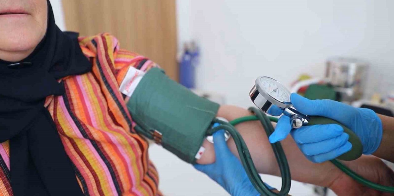 Merkezefendililer Sağlık Kabini’nde ücretsiz tedavi oluyor