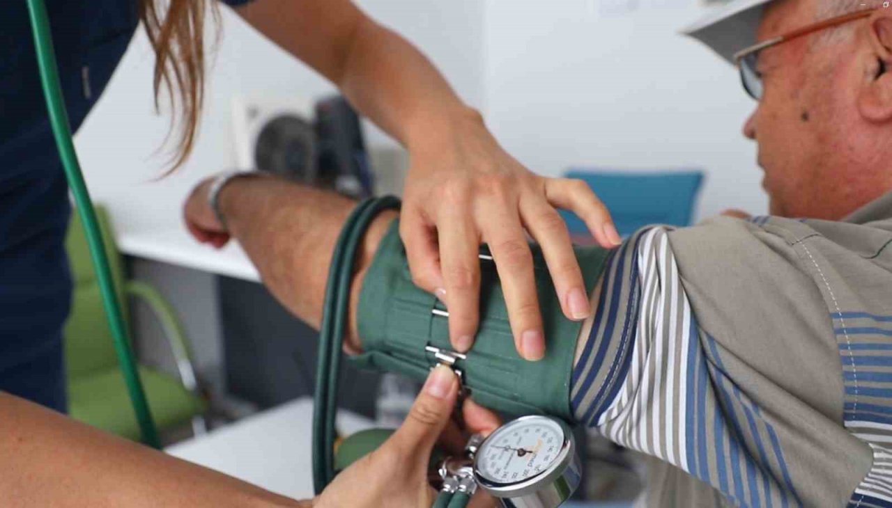 Merkezefendililer Sağlık Kabini’nde ücretsiz tedavi oluyor