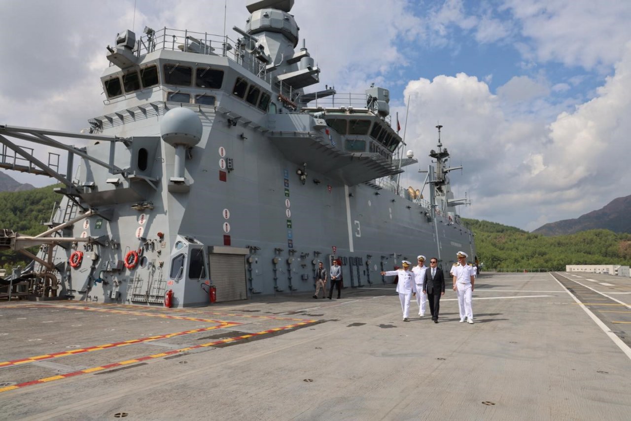 Muğla Valisi Akbıyık TCG Anadolu Gemisini ziyaret etti