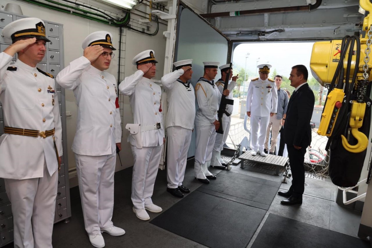 Muğla Valisi Akbıyık TCG Anadolu Gemisini ziyaret etti