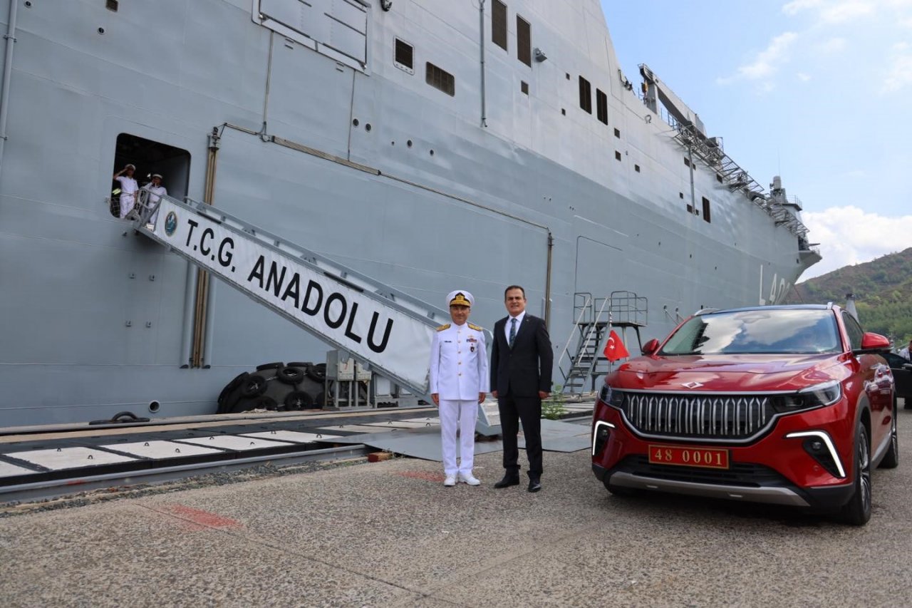 Muğla Valisi Akbıyık TCG Anadolu Gemisini ziyaret etti