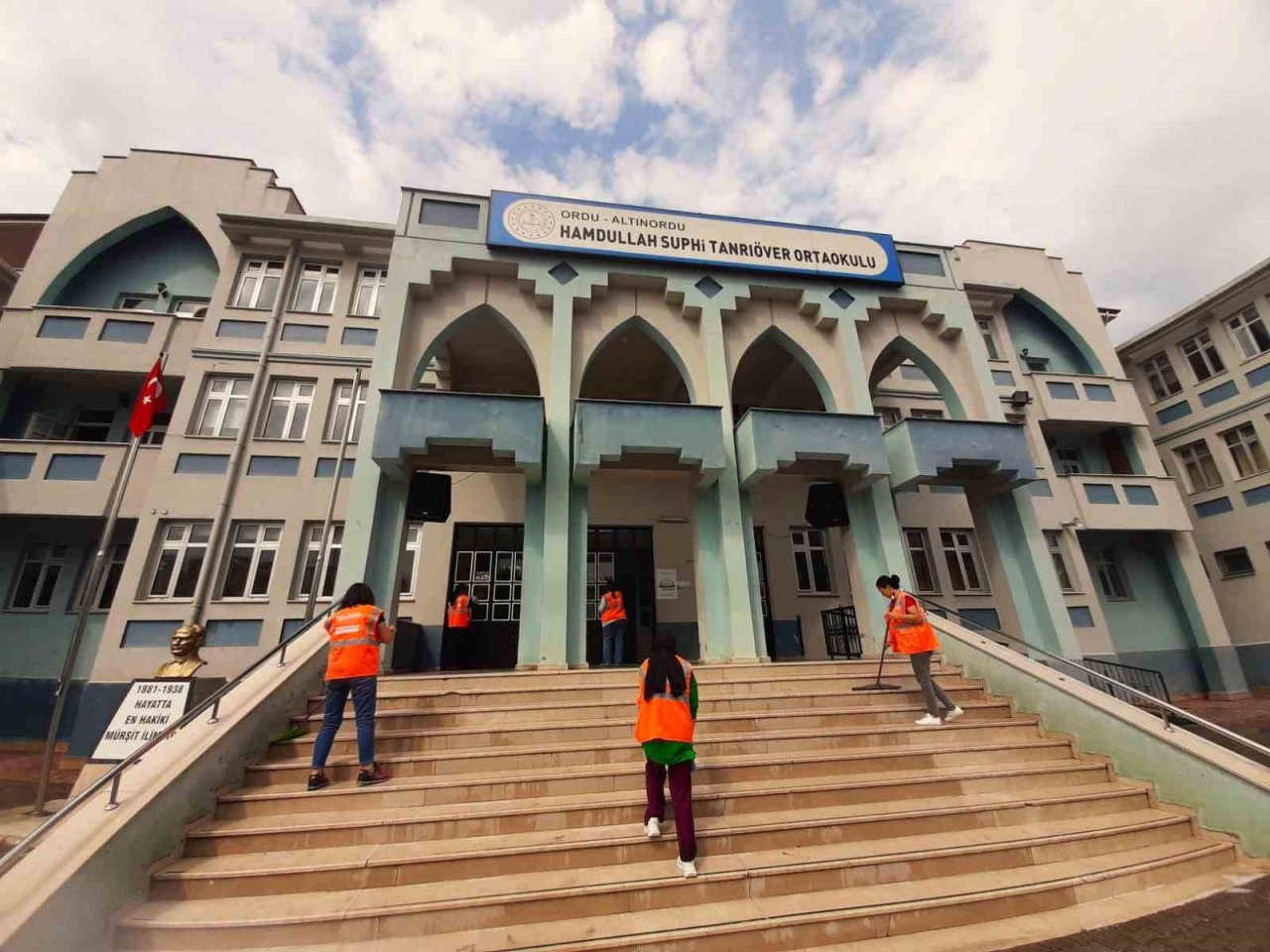 Altınordu’da okullar eğitim-öğretim yılı öncesi temizleniyor