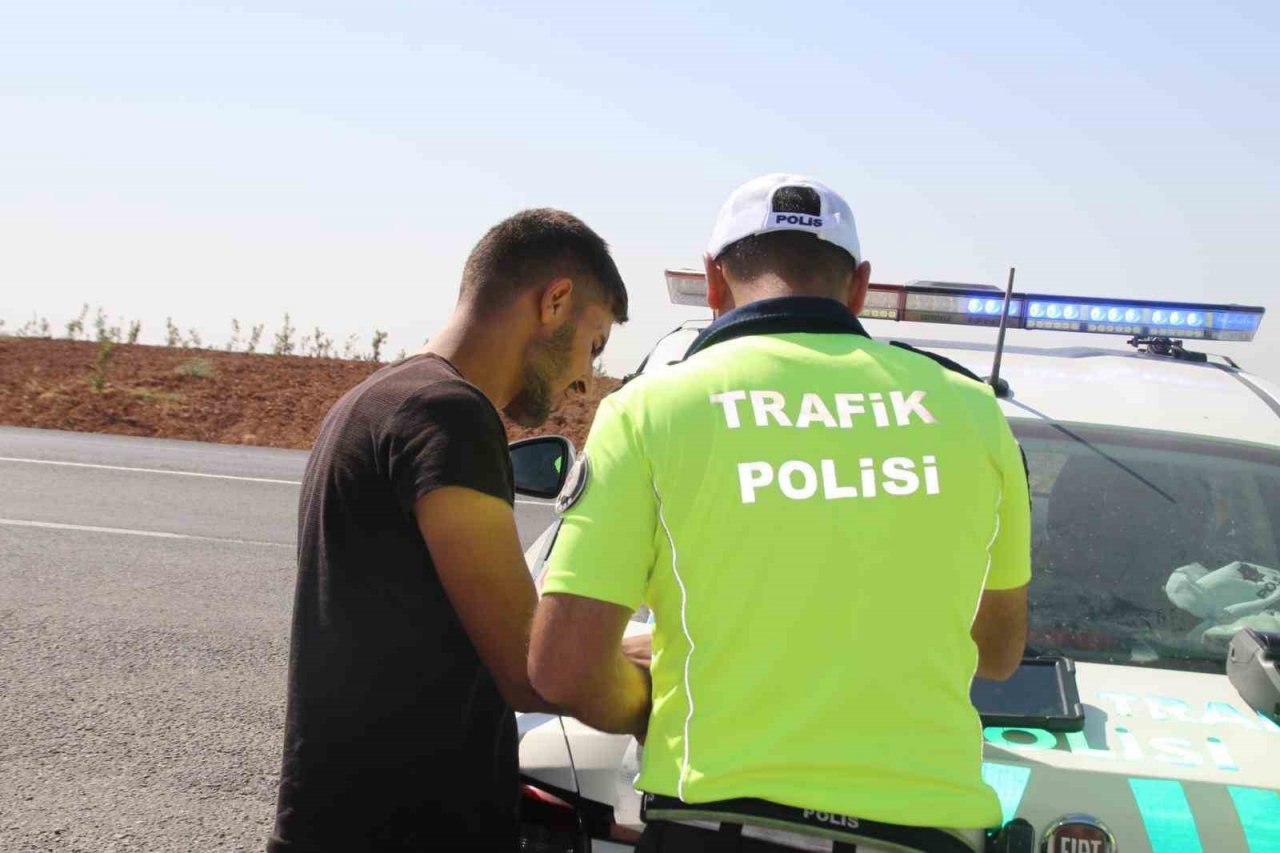 Polisler durdurdukları araçlardaki çocukları trafik dedektifi yaptı