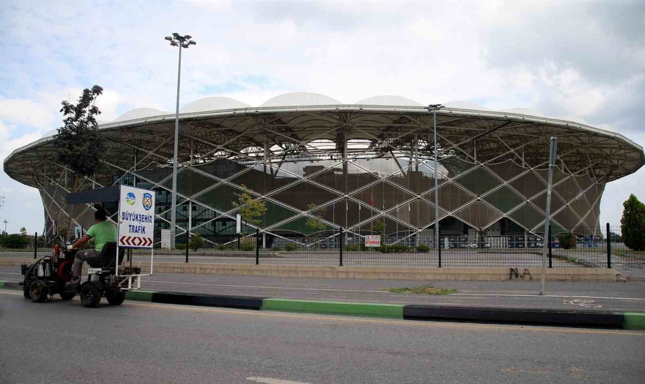 Sakarya Büyükşehir’den şehrin önemli güzergahlarına estetik dokunuş