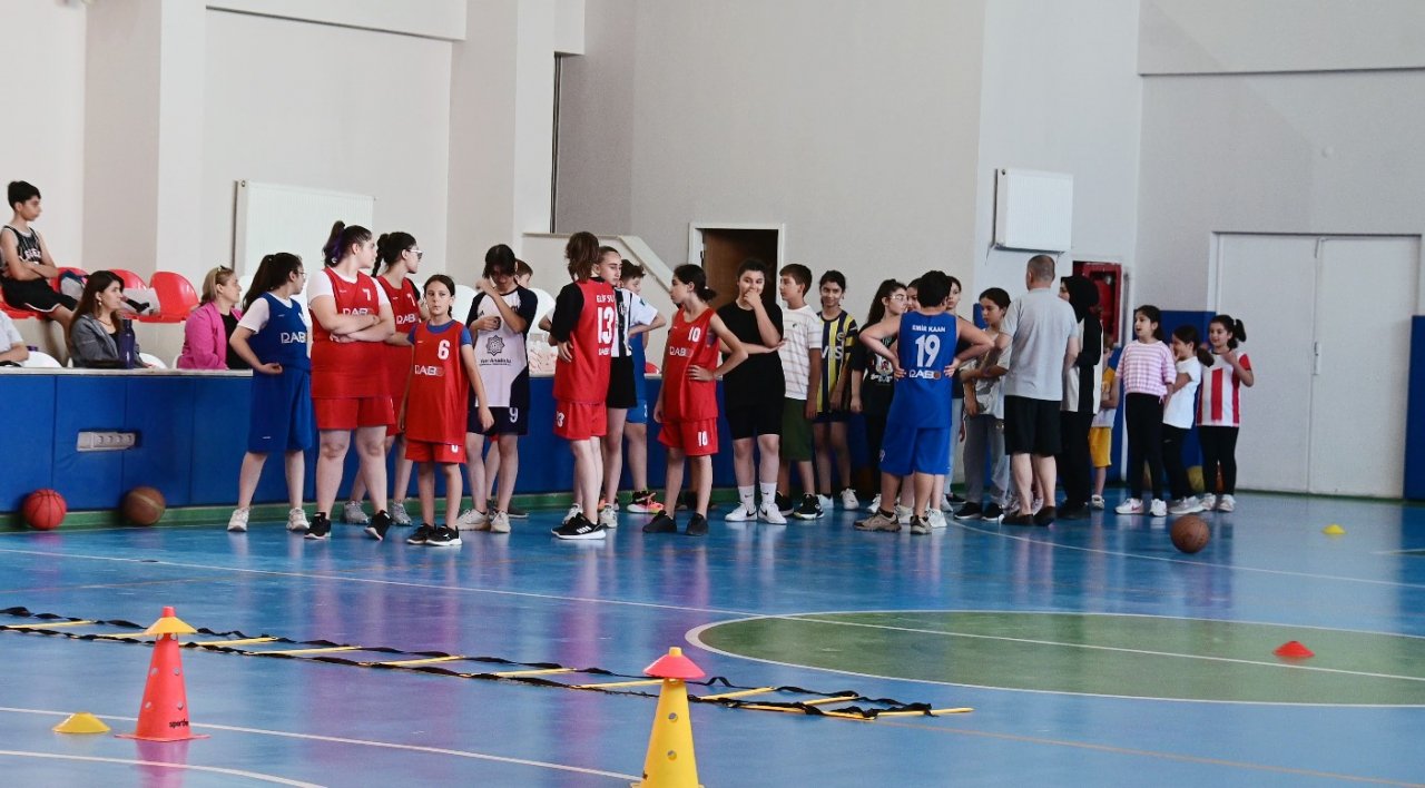 Başkan Ekinci’den basketbolculara gezi sözü