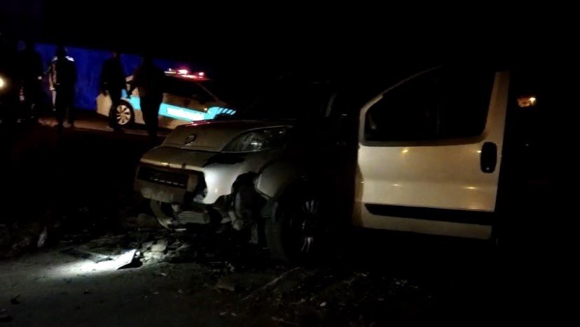 Tarlasından geçen asfaltı söktü: Yoldan geçen otomobilin kaza yapmasına sebep oldu