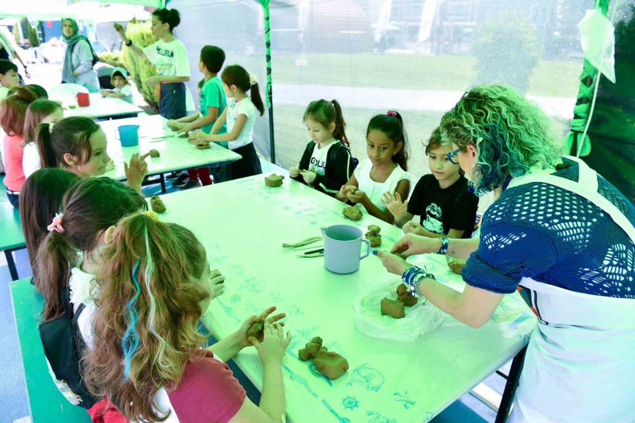 Sempozyumda çocuklara eğlenceli aktiviteler