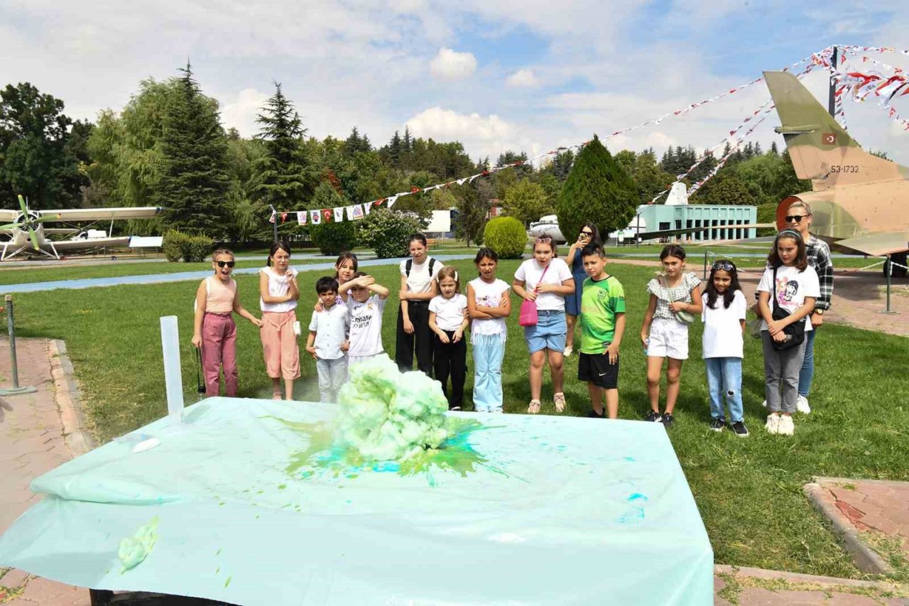 Sempozyumda çocuklara eğlenceli aktiviteler