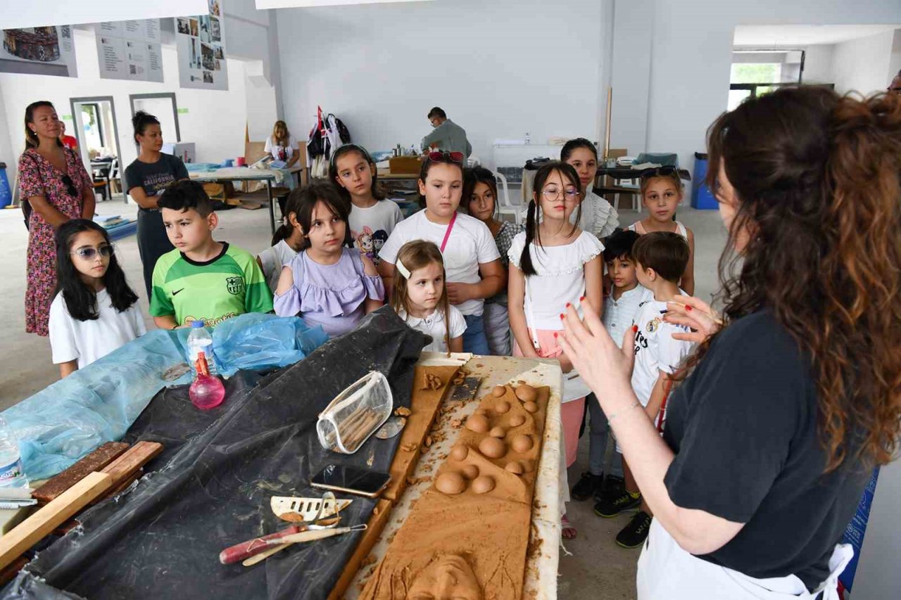 Sempozyumda çocuklara eğlenceli aktiviteler