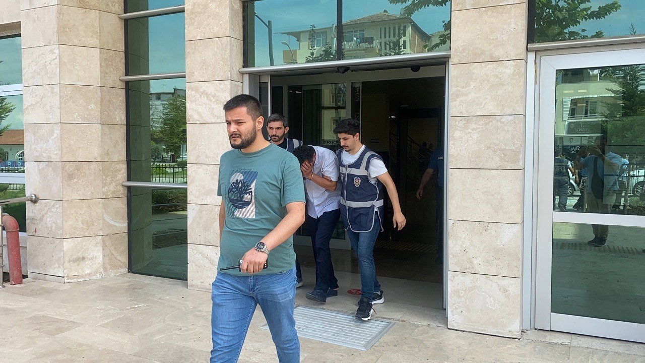 Cinayet zanlısı: "Küfür etti, önce şişeyle sonra taşla kafasına vurdum" dedi