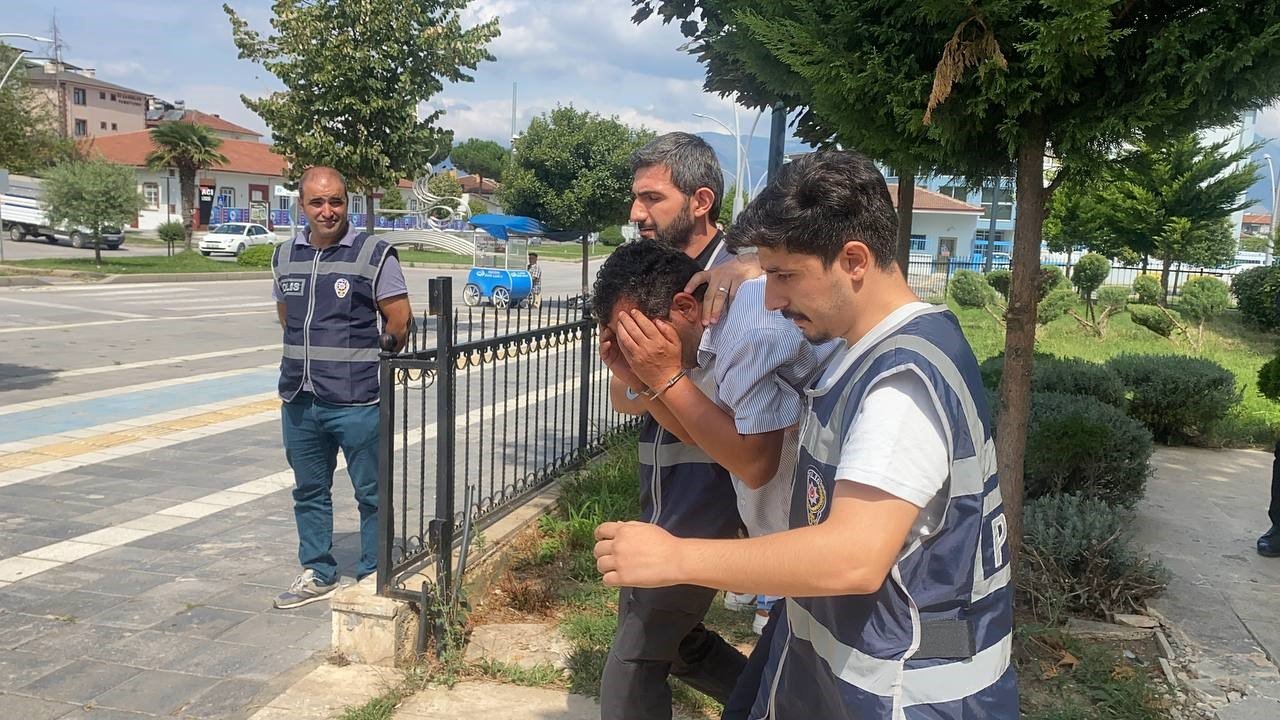 Cinayet zanlısı: "Küfür etti, önce şişeyle sonra taşla kafasına vurdum" dedi