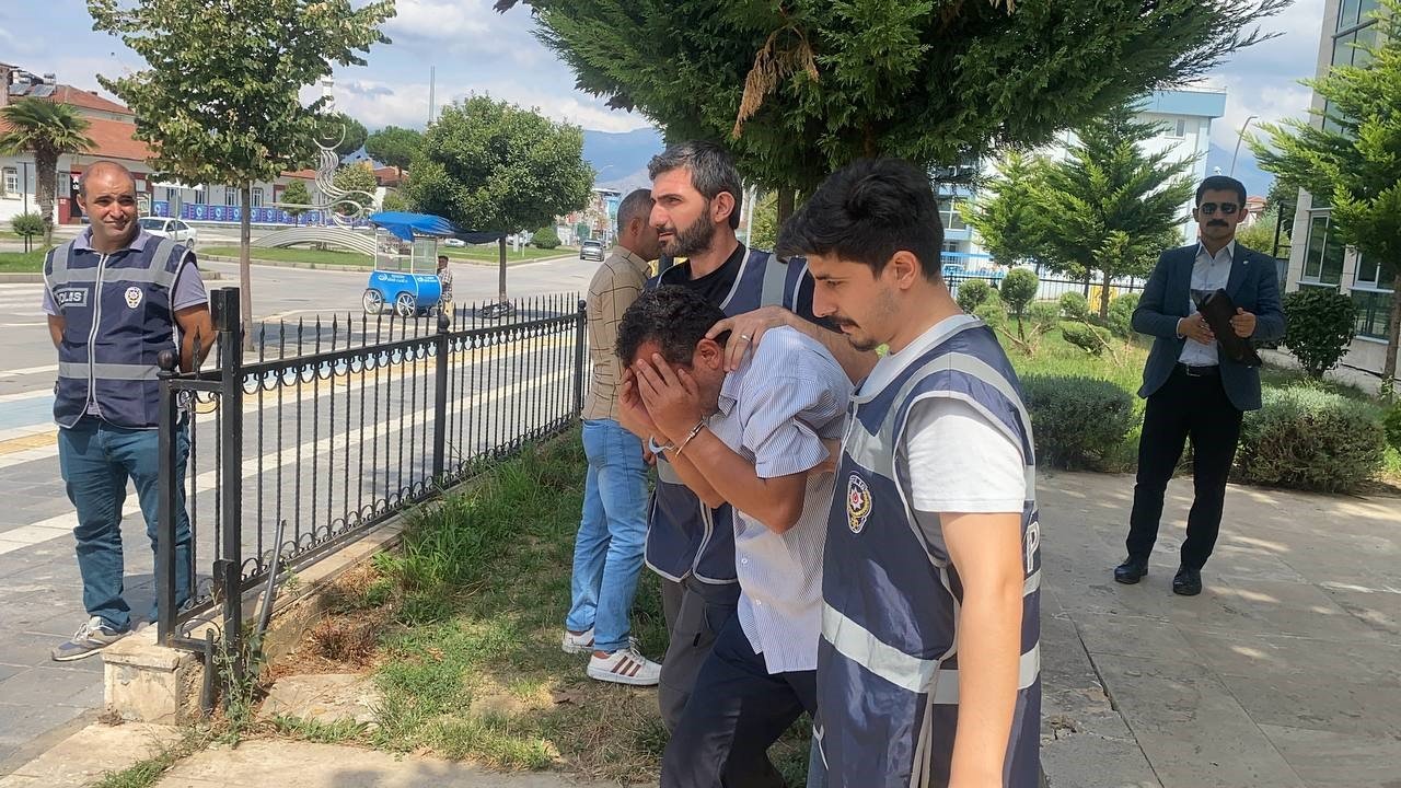 Cinayet zanlısı: "Küfür etti, önce şişeyle sonra taşla kafasına vurdum" dedi