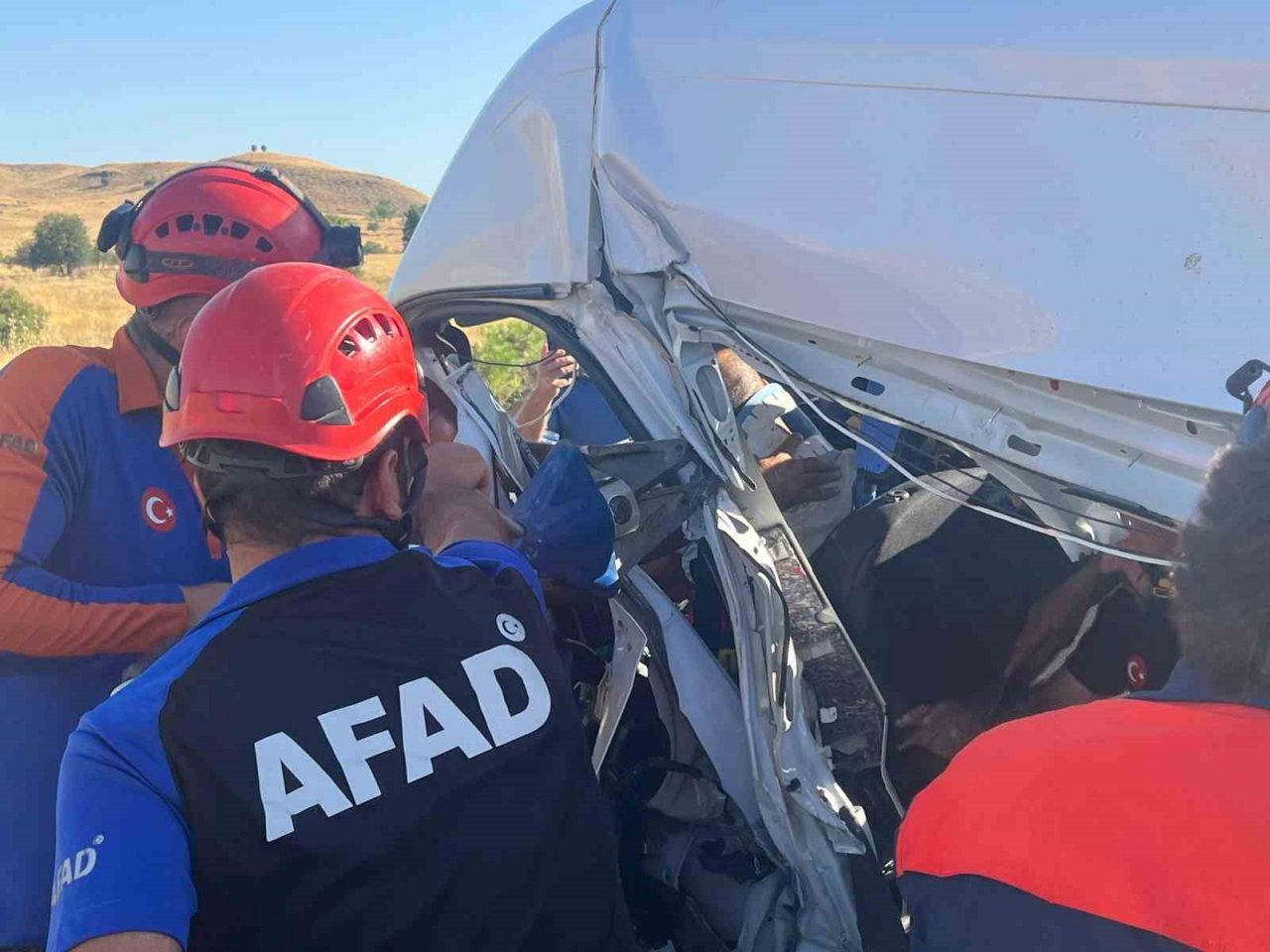 Tunceli’de 2 araç kafa kafaya çarpıştı: 3 ağır yaralı