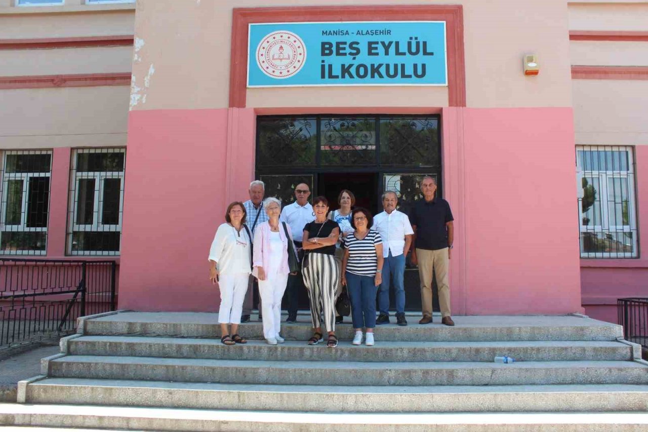59 yıl sonra okudukları okulda buluştular