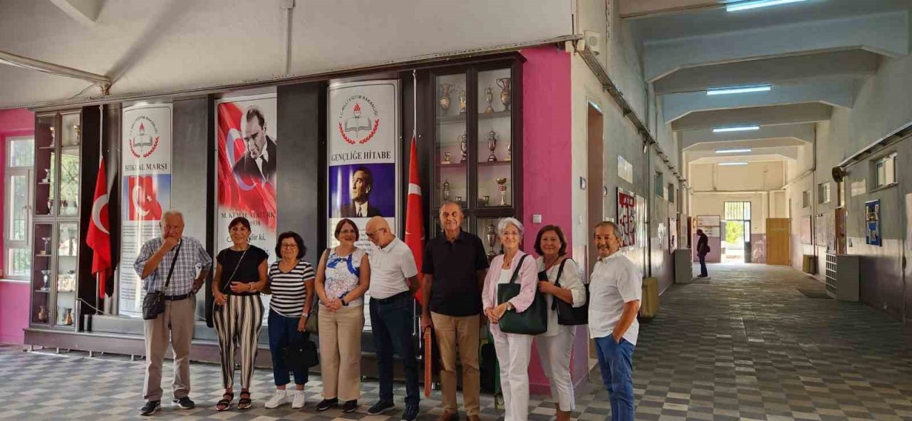 59 yıl sonra okudukları okulda buluştular