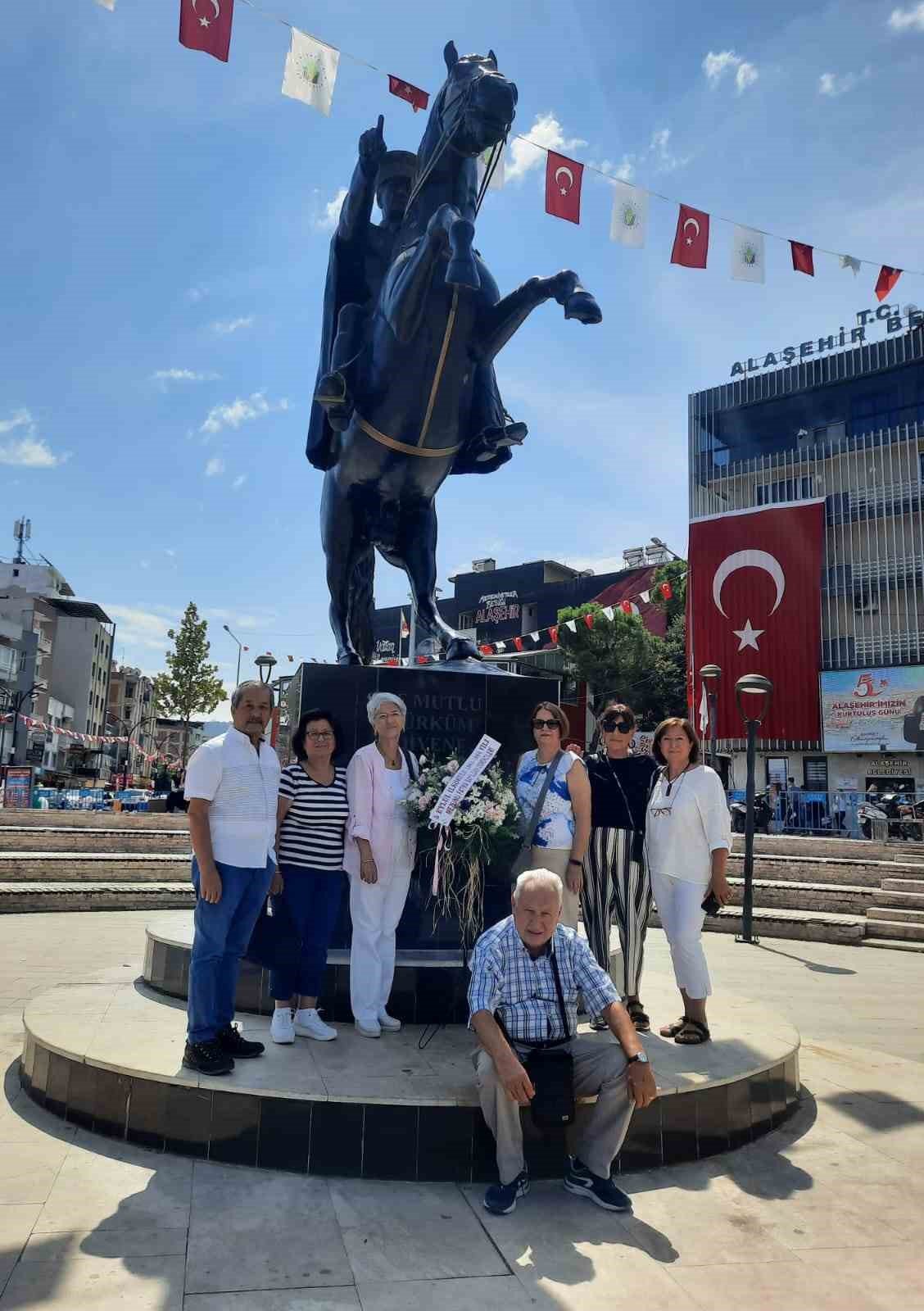 59 yıl sonra okudukları okulda buluştular