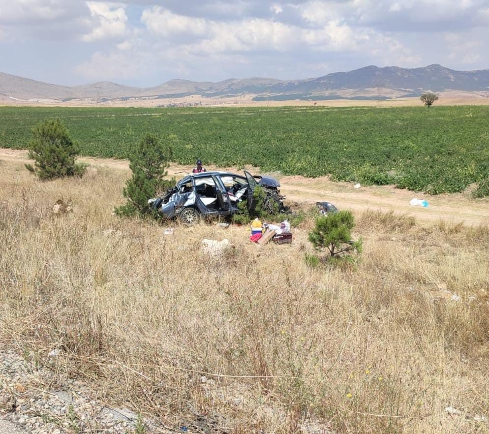 Kazada hurdaya dönen araçta 2 kişi yaralandı