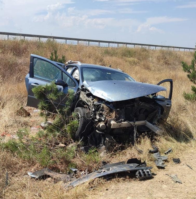 Kazada hurdaya dönen araçta 2 kişi yaralandı