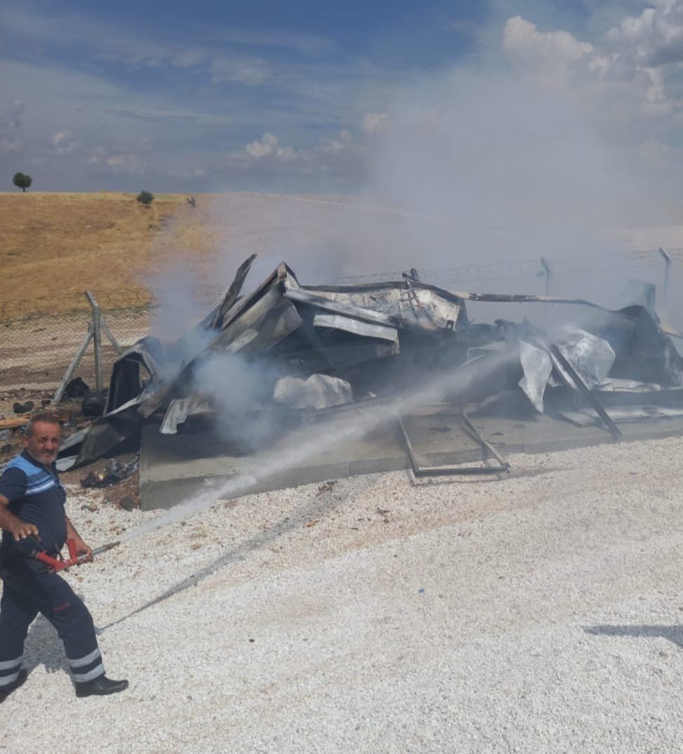 Güneş enerji santralindeki konteynerde çıkan yangını itfaiye söndürdü