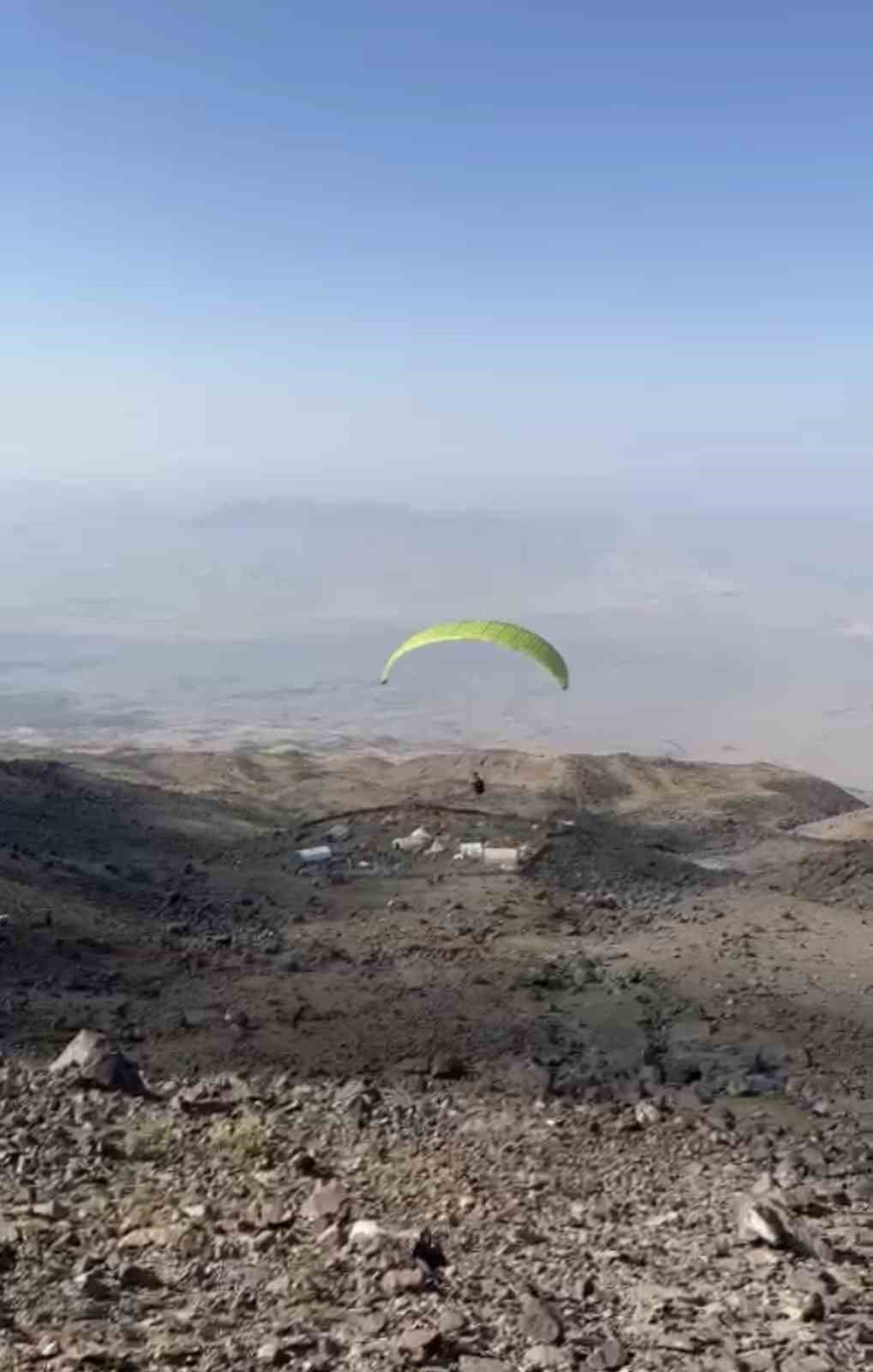 Ağrı Dağı zirvesinden yamaç paraşütü ile indi
